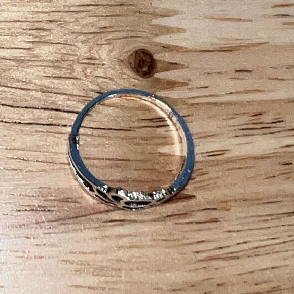 Distressed Silver Toned Open Lotus Flower Outline Ring, Women’s Size: 6.5 - Picture 2 of 6